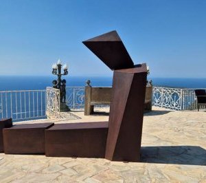 L'artiste David David dévoile sa nouvelle exposition « Transition » : une odyssée sculpturale entre ciel et mer à la Chèvre d'Or d'Èze