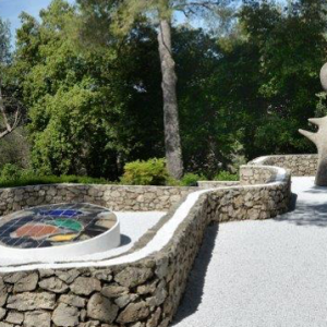 Fondation Maeght : Restauration des œuvres en céramique du Labyrinthe Miró