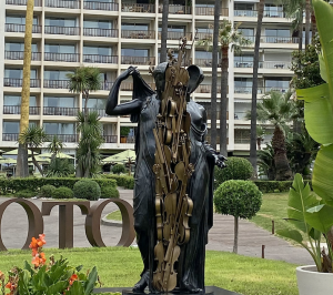 Arman s'invite au Mondrian Cannes pour une exposition à ciel ouvert