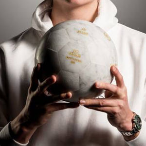Une oeuvre de l'artiste niçois Nicolas Bianco choisie comme trophée du meilleur talent de football 2020